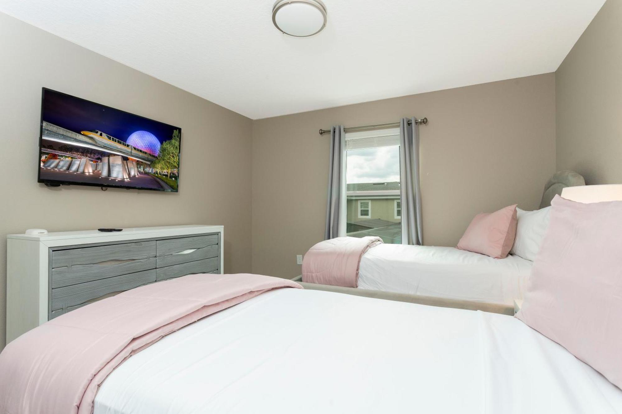 Gorgeous 4 Bd Close To W/ Pool @ Storey 4243 Holiday home