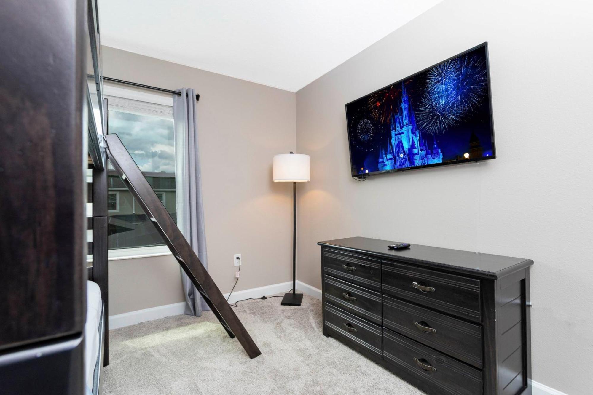 Gorgeous 4 Bd Close To W/ Pool @ Storey 4243 *