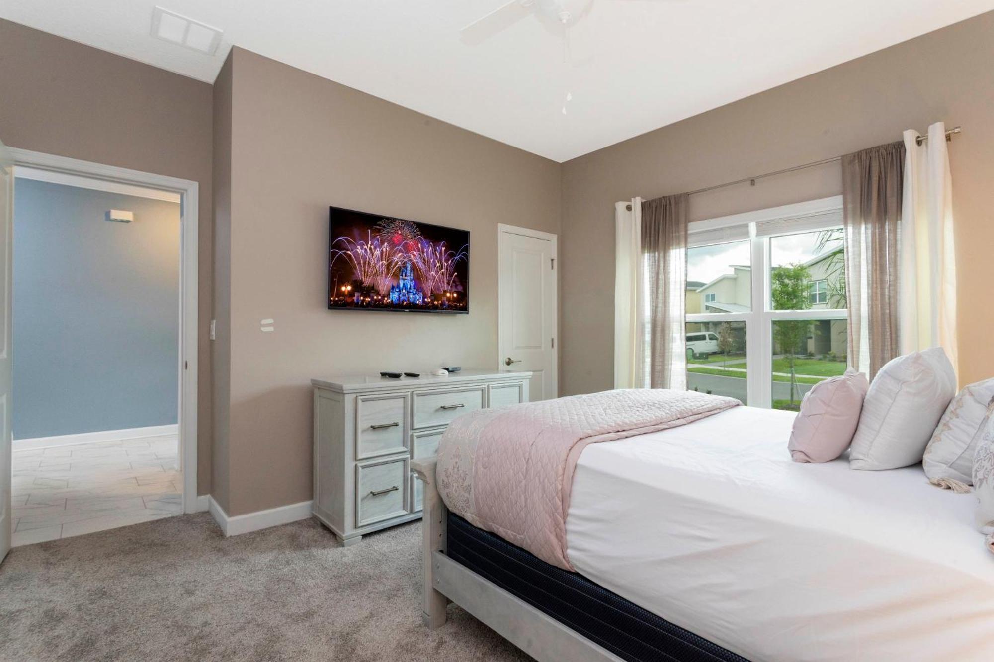Gorgeous 4 Bd Close To W/ Pool @ Storey 4243 Holiday home